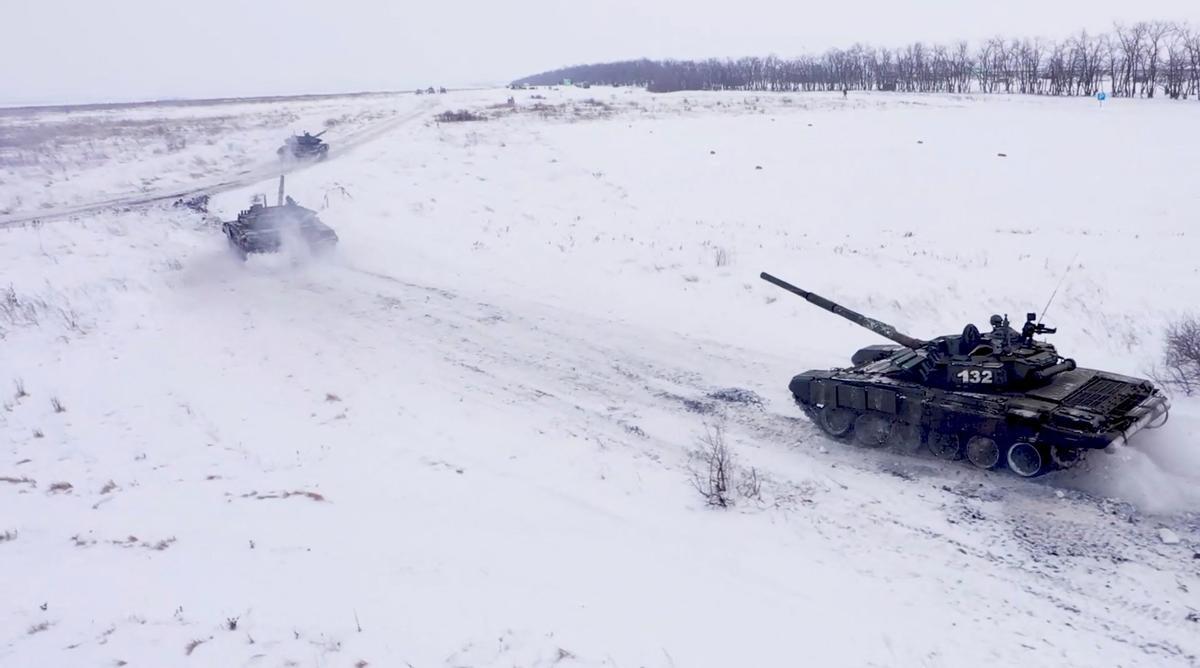 14 de febrero de 2022.- Tanques rusos en medio de unos ejercicios militares en la región de Leningrado