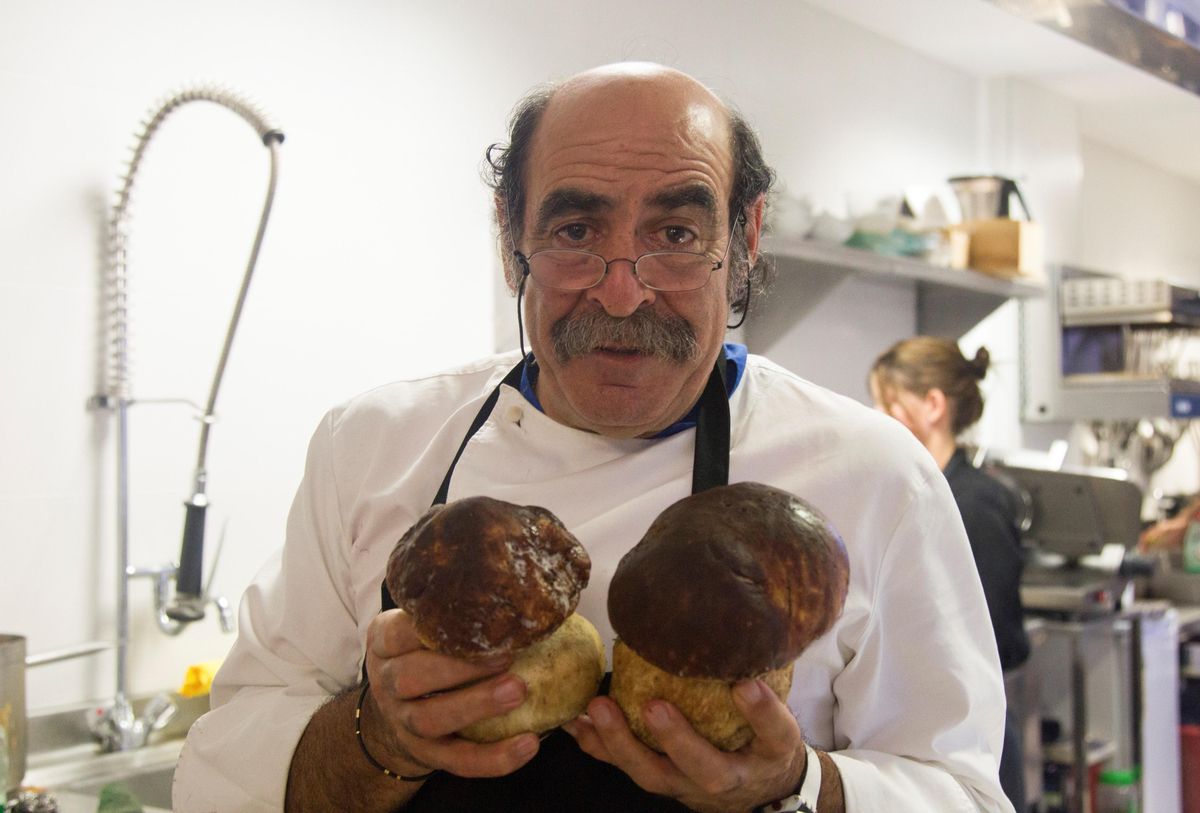 El alcalde, Cecilio Lera, posa en la cocina de su asador en una imagen de archivo El alcalde, Cecilio Lera, posa en la cocina de su asador en una imagen de archivo