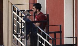 Un joven leyendo en su balcón de Pamplona.
