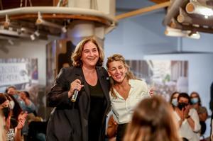 La alcaldesa de Barcelona, Ada Colau, junto a la vicepresidenta Yolanda Díaz, en el acto El feminismo en la cuarta ola: una nueva generación de derechos feministas