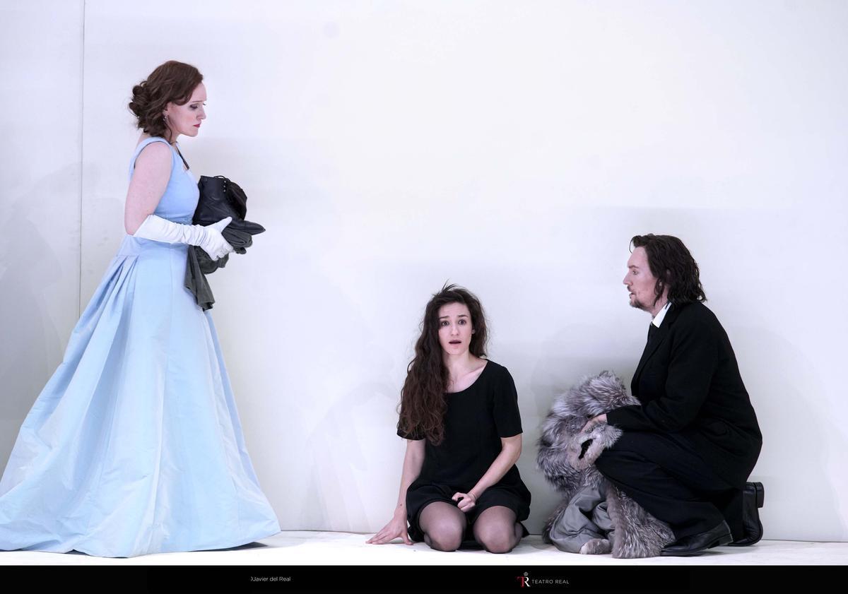 Sara Jakubiak (Arabella), Sarah Defrise (Zdenka) y Josef Wagner (Mandryka) en una escena de ’Arabella’ de Richard Strauss, que se estrenó ayer en el Real.  