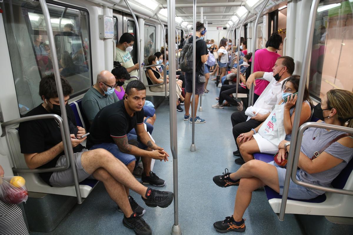 Sanidad espera el momento "propicio" para anunciar el fin de la mascarilla en el transporte público