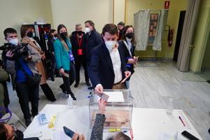 El candidato a la Presidencia de la Junta de Castilla y León por el PP, Alfonso Fernández Mañueco, acude a votar en un colegio electoral en Salamanca. 