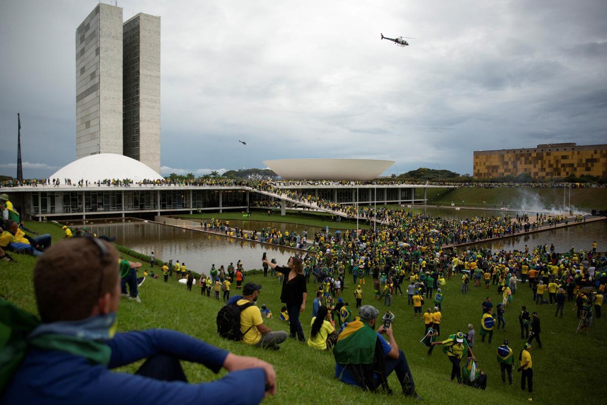 Seguidores del ex presidente brasileño Jair Bolsonaro, en día de la toma de las instituciones en Brasilia.