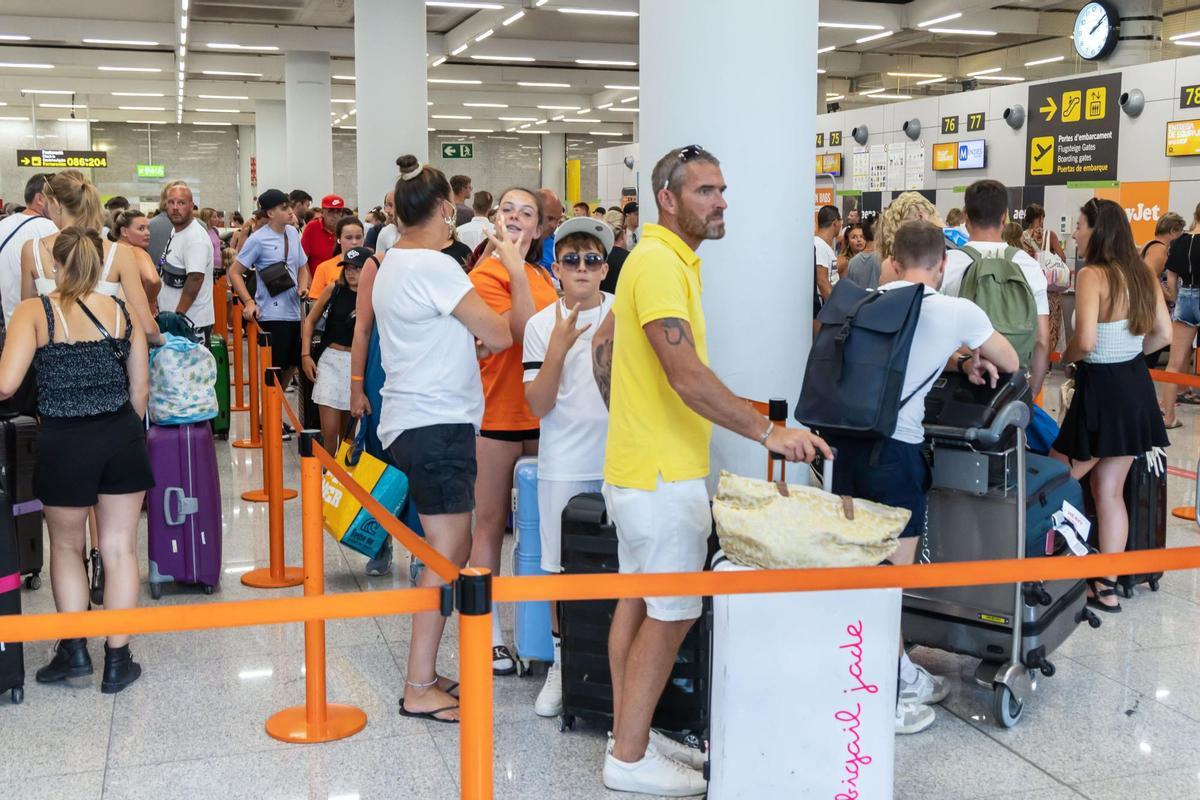 Turistas esperan en la zona de embarque de la aerolínea EasyJet en el aeropuerto de Palma de Mallorca. EFE/ Cati Cladera