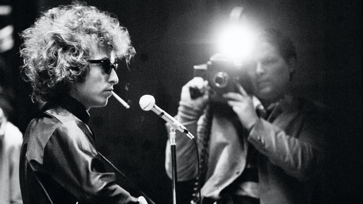 El cantante Bob Dylan, con una de las guitarras de Dieter Gölsdorf.