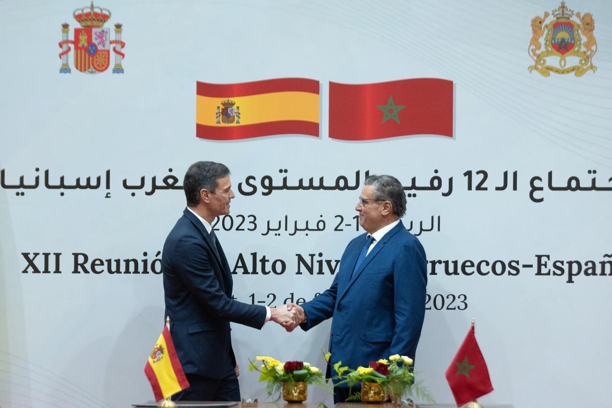 El presidente del Gobierno, Pedro Sánchez (i) y el jefe de Gobierno del Reino de Marruecos, Aziz Akhannouch (d), se dan la mano durante el acto de firma de acuerdos tras la reunión plenaria de la XII Reunión de Alto Nivel Marruecos-España, en la sede del Ministerio de Exteriores marroquí, a 2 de febrero de 2023, en Rabat (Marruecos). 