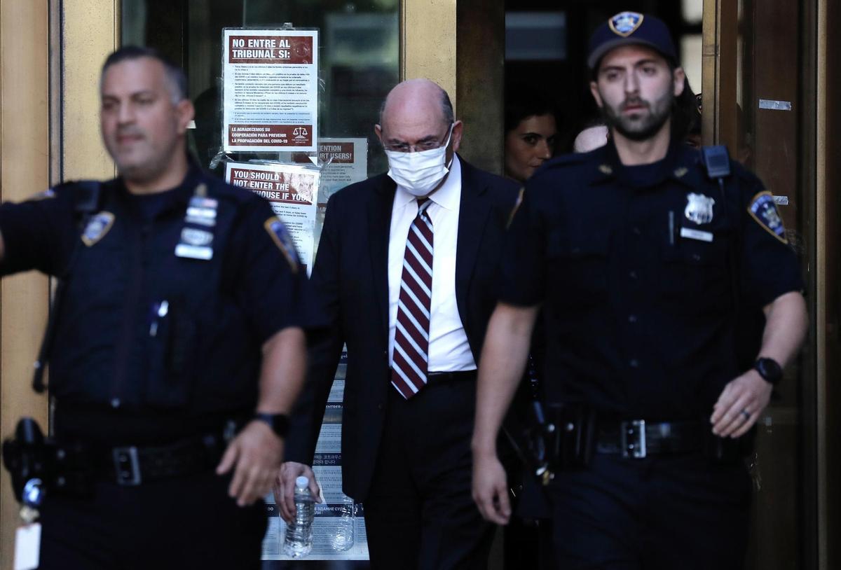 New York (United States), 12/08/2022.- Allen Weisselberg, (C) the chief financial officer for the Trump Organization, departs criminal court after a hearing related to an indictment by the Manhattan district attorney’s office in New York, New York, USA, 12 August 2022.The Trump Organization, the family business of former US President Donald J. Trump, and Weisselberg have been indicted for alleged tax crimes related to unreported fringe benefits given to employees of company, charges that are result of a years long investigation by Manhattan District Attorney Cy Vance and New York State Attorney General Letitia James. (Estados Unidos, Nueva York) EFE/EPA/Peter Foley