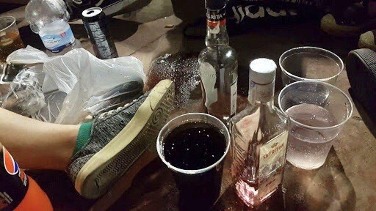Vasos y botellas de alcohol en una fiesta.