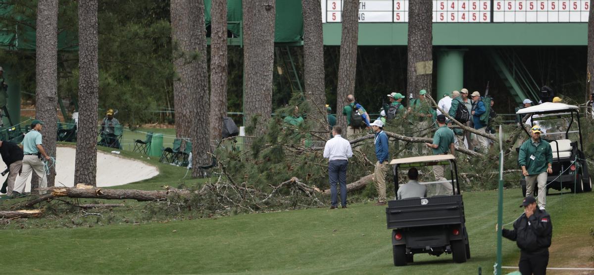 Un árbol cae cerca del público en el Masters de Augusta.