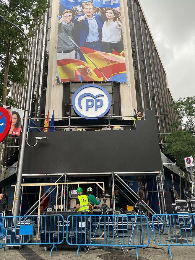 El PP prepara el balcón de su sede de Génova ante una posible victoria en las elecciones del 28M