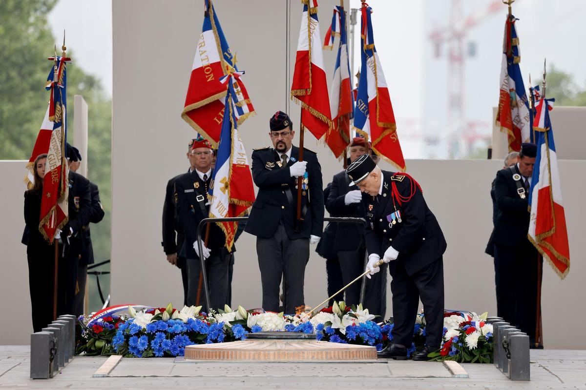 Macron conmemora el armisticio de la Segunda Guerra Mundial en París 