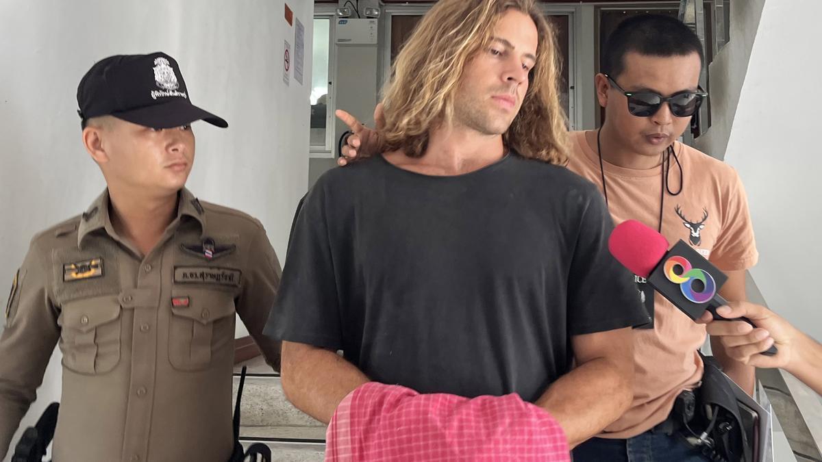Daniel Sancho entra en prisión en Tailandia tras confesar el asesinato de su amigo colombiano.