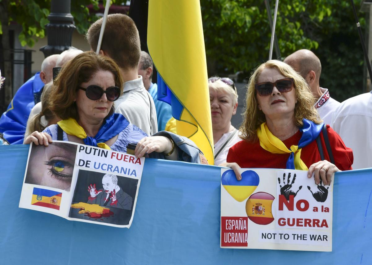 Manifestación de apoyo a Ucrania convocada por la asociación Con Ucrania en la Plaza Isabel II en Madrid, este domingo. EFE/ Victor Lerena