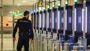 Interior refuerza los controles de grandes aeropuertos con 151 policías más en Semana Santa