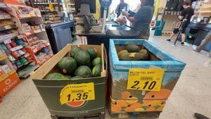 Sandías y melones en un supermercado de Elche, las dos frutas del verano que más han subido.