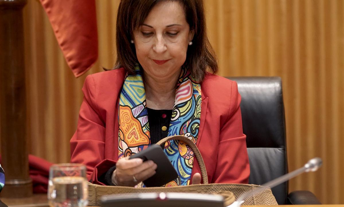 La ministra de Defensa, Margarita Robles, antes de comenzar su comparecencia en el Congreso de los Diputados por el caso de espionaje con el sistema Pegasus.