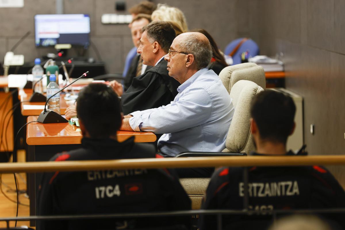Imagen del pasado septiembre del juicio contra un hombre acusado del homicidio de su mujer y su hija en 2020 en la localidad vizcaína de Abanto. EFE/Miguel Toña