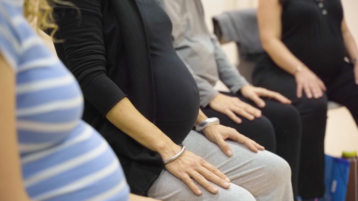 Mujeres embarazadas durante una sesión de mindfulness.