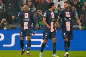 Kylian Mbappé, jugador del PSG, celebra ayer un gol junto a Marquinhos y Sergio Ramos.