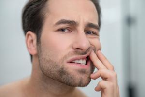 Así puedes saber si tienes las encías sanas (y el riesgo de padecer periodontitis)