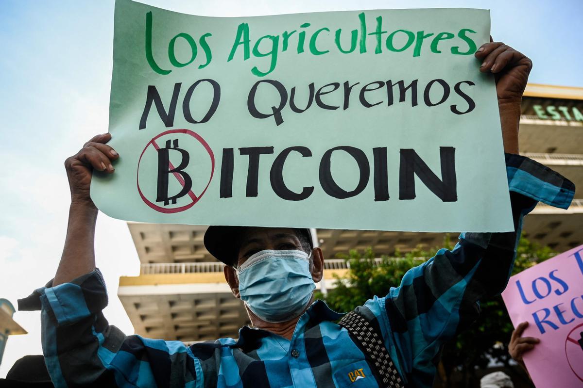Manifestantes protestan por el bitcoin en El Salvador. EPC
