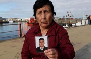 Gloria Salinas muestra una imagen de su hijo Edwin, este martes en Vigo.