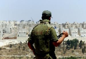 Un soldado israelí vigila el asentamiento ilegal de Har Homah, en las afueras de Belén, en pleno Territorio Ocupado de Palestina.