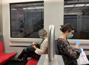 Viajeros protegidos con mascarillas en un vagón del metro de Bilbao. EFE/LUIS TEJIDO