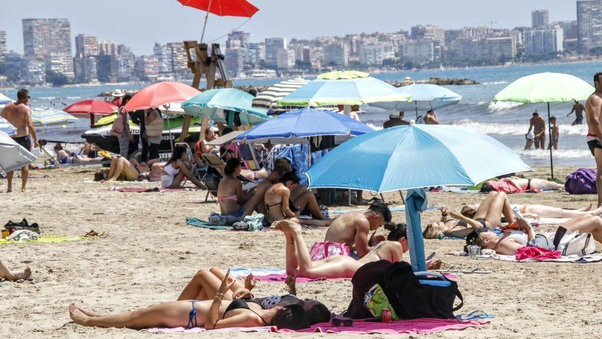 Turistas disfrutando de la playa este mes de agosto en Alicante. JUANI RUZ Turistas disfrutando de la playa este mes de agosto en Alicante. JUANI RUZ