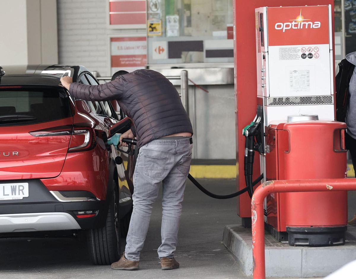 Las gasolineras ‘low cost’ amenazan con exigir indemnizaciones millonarias al Gobierno por el caos de los descuentos