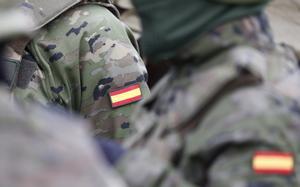 Soldados españoles participan este martes en un ejercicio militar junto a otros destacamentos de países de la OTAN en Lielvarde (Letonia).