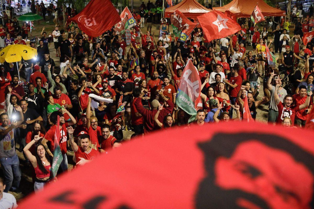 Simpatizantes de Lula celebran su victoria, este domingo.