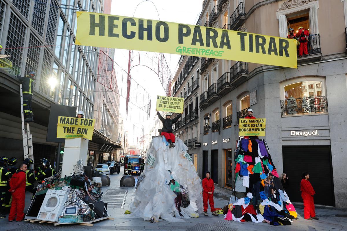 Activistas de Greenpeace protestan este viernes en la madrileña plaza de Callao coincidiendo con el Black Friday. EFE/ Luis Millán