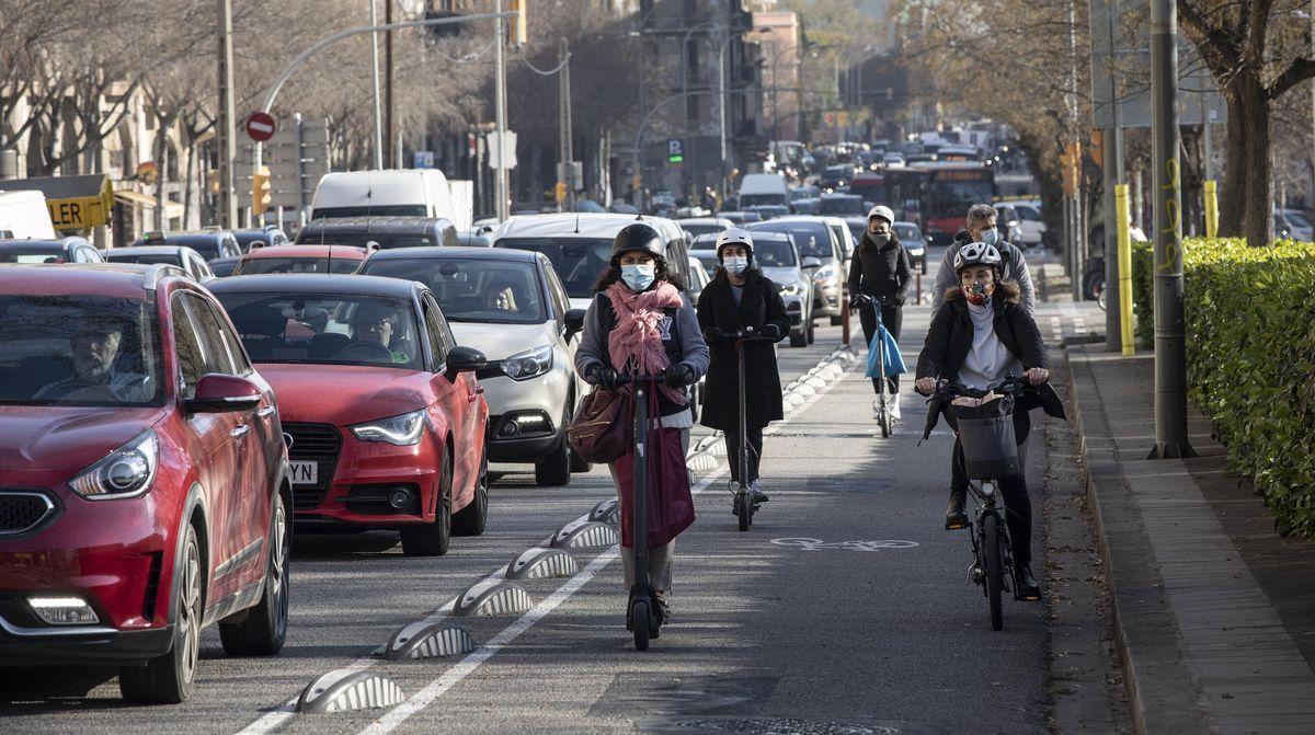 Patinetes y bicis comparten espacio con la calle de Aragó, la autopista urbana por excelencia de Barcelona.