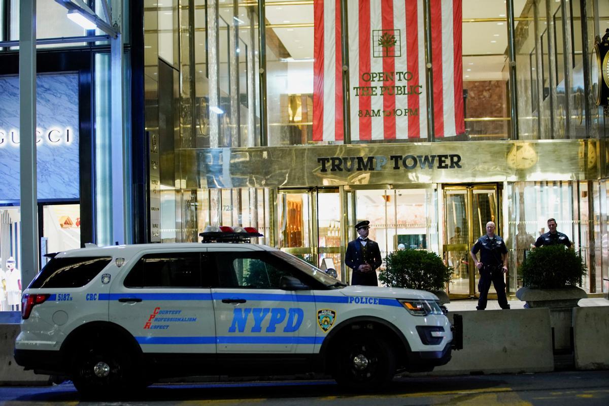 La policía a las puertas de la Torre Trump en NY. 