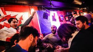 Aficionados en un bar de París durante un partido de la selección francesa.