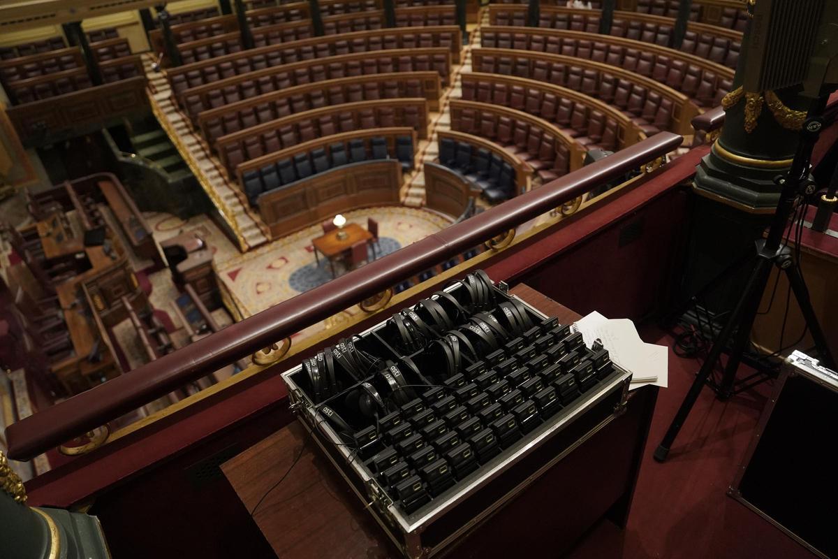 Auriculares para traducción preparados para la próxima sesión plenaria en el Congreso de los Diputados