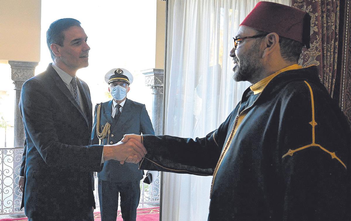 El presidente del Gobierno, Pedro Sánchez, saluda a Mohamed VI, durante su reciente viaje a Rabat. 