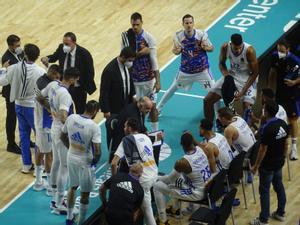 El entrenador del Real Madrid, Pablo Laso, da instrucciones a sus jugadores durante un tiempo muerto.