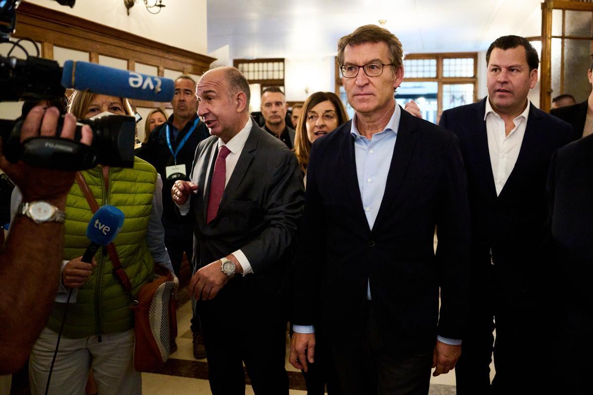 El presidente del Partido Popular, Alberto Núñez Feijóo, a su llegada al Foro Global Youth Leadership, celebrado en el Palacio de la Magdalena, a 27 de octubre de 2022, en Santander, Cantabria (España). El presidente del Partido Popular, Alberto Núñez Feijóo, a su llegada al Foro Global Youth Leadership, celebrado en el Palacio de la Magdalena, a 27 de octubre de 2022, en Santander, Cantabria (España).