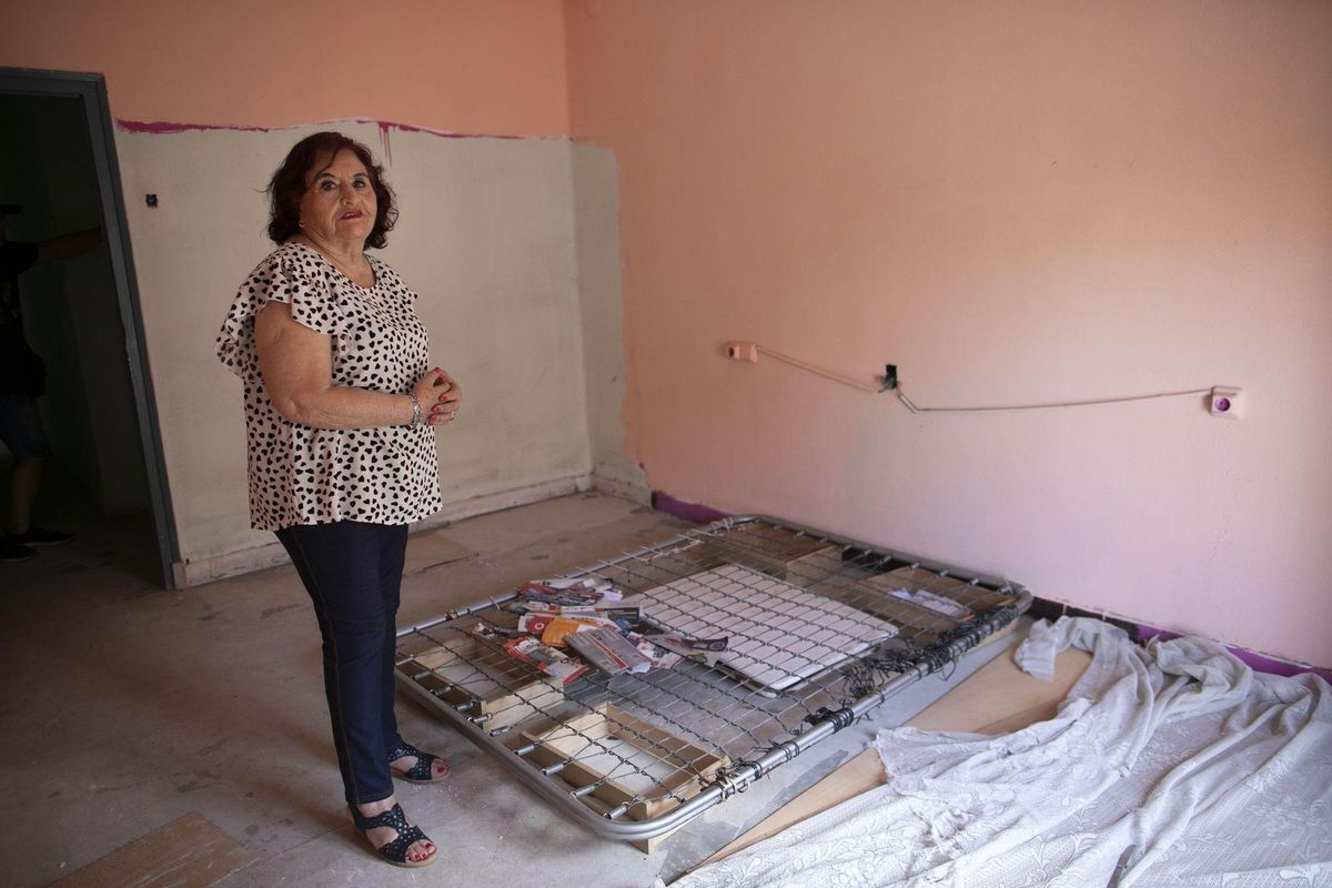 Carmen, en su piso. Carmen, en su piso.