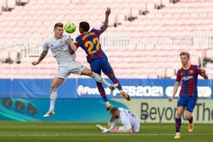 Toni Kroos (Real Madrid) y Ansu Fati (Barcelona) luchan por el control del balón durante el partido que ha enfrentado a ambos equipos este domingo.