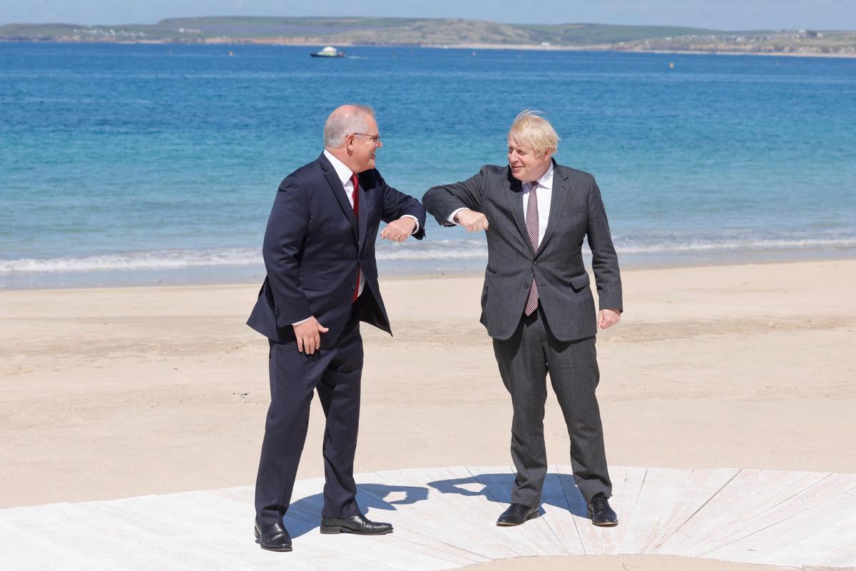 El primer ministro británico, Boris Johnson, saluda al primer ministro australiano, Scott Morrison, durante una bienvenida oficial en la cumbre del G7 en Carbis Bay, en Cornualles, Reino Unido. 
