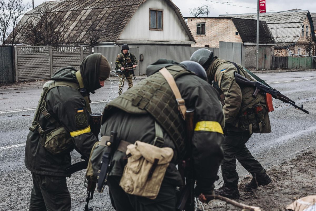 Varios soldados del ejército ucraniano colocan una alambrada. Varios soldados del ejército ucraniano colocan una alambrada.