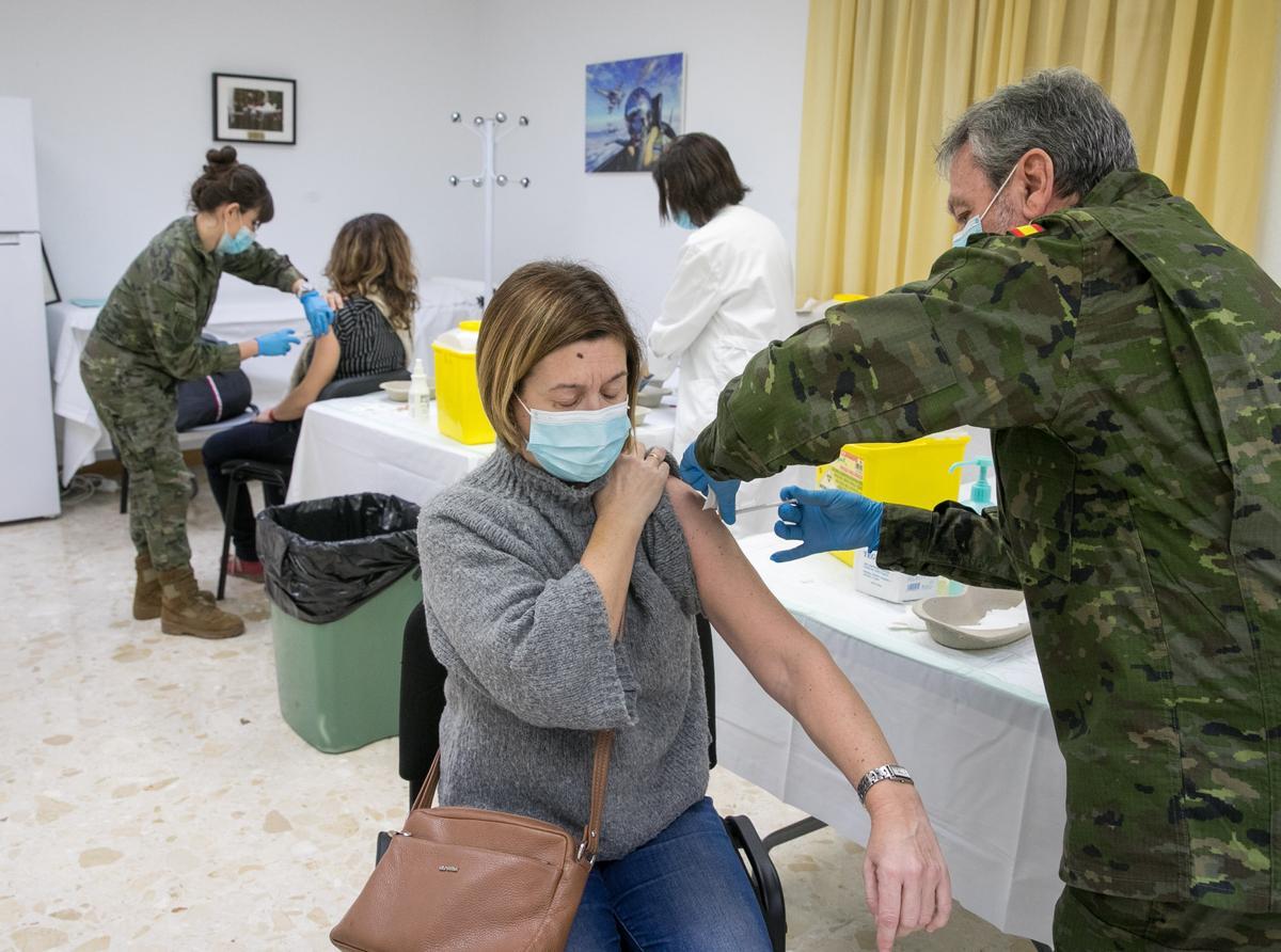 Varios militares colaboran en el proceso de vacunación contra la covid-19 en el Hospital General de la Defensa de Zaragoza, este jueves. 
