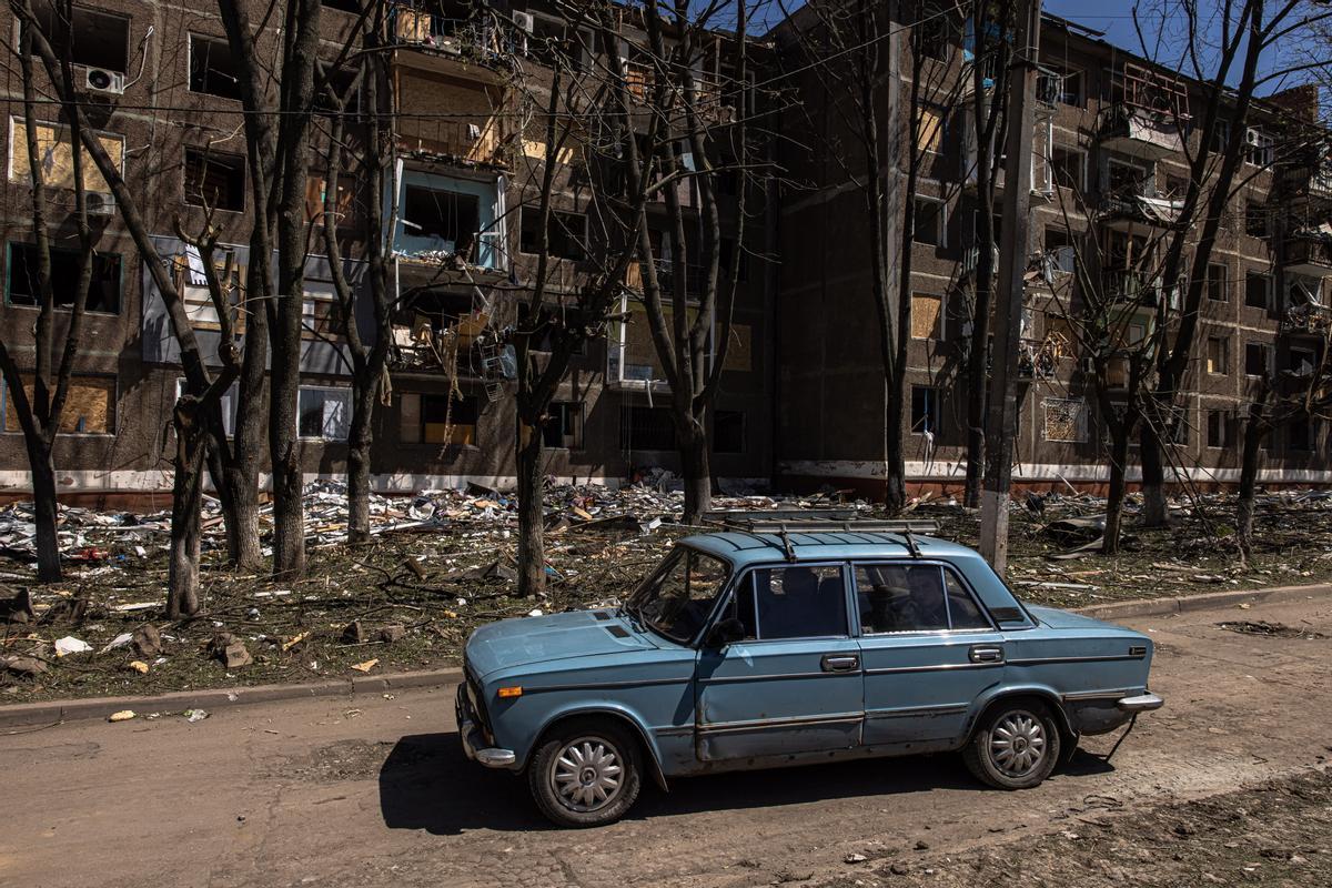 06/05/2022.- Un coche pasa frente a un edificio destruido den Kramatorsk