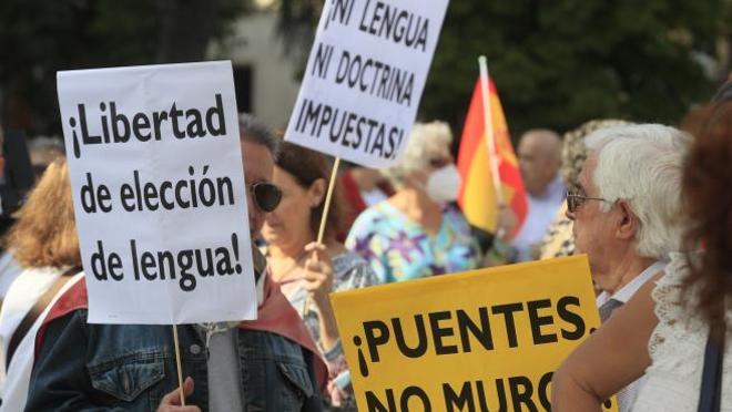Manifestantes piden en Barcelona que el 25% de las clases de la escuela se cursen en castellano