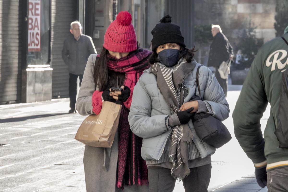 Día de frío en Barcelona. En la foto, personas pasean bien abrigadas en el carrer del Bisbe. 