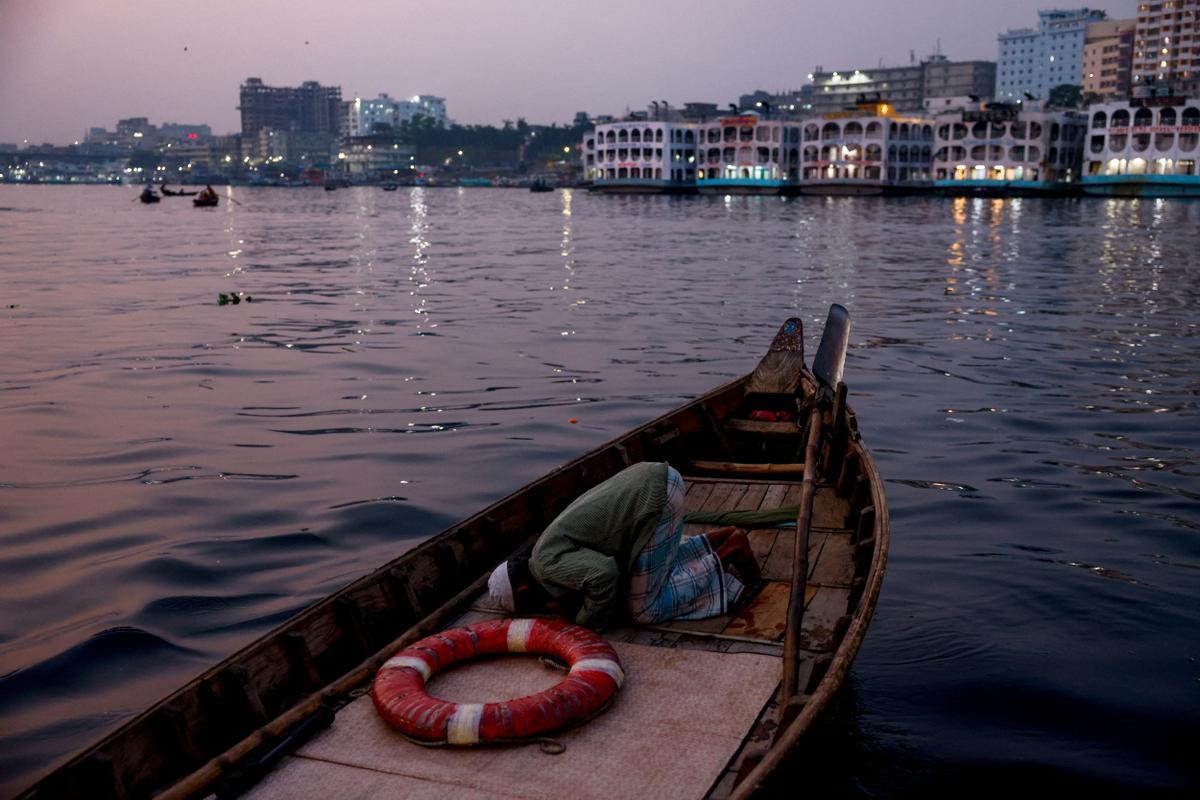 FILE PHOTO: The Wider Image: Living along a dead river in Bangladesh
